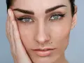 Ojos con delineado cat eye y cejas degradadas perfectamente definidas.