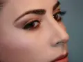 Primer plano de un ojo y nariz de mujer con cejas definidas. La pregunta es: cuanto dura la henna en las cejas.