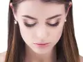 Ojos de mujer con pestañas voluminosas, mostrando diferentes tipos de extensiones de pestañas volumen ruso para una mirada impactante.