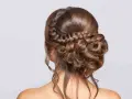 Peinado de novia con trenzas y rizos sueltos, un look romántico y elegante para tu gran día.