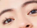 Ojos marcados con pestañas largas y cejas definidas.