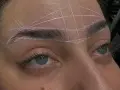 Ojos azules con cejas rectas marcadas con líneas blancas para un diseño perfecto.