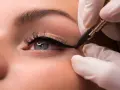 Ojo con delineado **puppy eyeliner** perfecto, realizado con precisión.