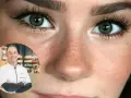 Un farmacéutico sonriente explica que se puede usar despigmentante en verano para unificar el tono de la piel.