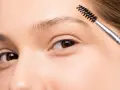 Cepillo peina cejas finas, ayudando a disimular la alopecia.