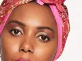 Maquillaje para vestido fucsia: ojos con sombras doradas y labios a juego.