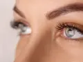 Ojos con pestañas largas y cejas definidas. Interesada en cuanto tardan en crecer las pestañas para lograr esta mirada.