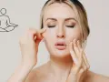 Mujer con ojos cerrados practicando gimnasia facial funciona. Un icono de meditación sugiere bienestar.