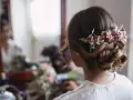 Un elegante moño bajo adornado con flores delicadas, perfecto para un día especial.