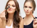 Dos chicas se aplican contorno. ¡Cuidado! El maquillaje caduca y puede dañar tu piel.