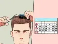 Un hombre se corta el pelo, preparándose para un corte militar. Un calendario muestra fechas marcadas, quizás para citas o recordatorios.