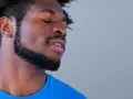Hombre con perilla barba y ojos cerrados, disfrutando un momento de paz.