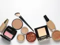 Base, rubor, polvos y brocha: todo para la preparación de la piel antes del maquillaje.