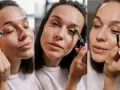 Mujer aplicando sombra de ojos para un look smokey eye.