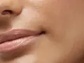 Labios suaves y brillantes, un secreto para como hidratar los labios al instante.