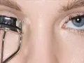 Ojo con pestañas rizadas con rizador. Descubre cómo rizar las pestañas sin rizador para una mirada impactante.