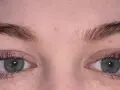 Ojos con lifting de pestañas mal hechas. Las pestañas lucen desordenadas y poco naturales, buscando una solución para corregir el resultado.