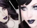 Maquillaje gótico sencillo con sombras moradas y negras, delineado dramático y labios oscuros.