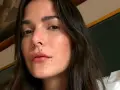 Mujer con piel radiante y labios rosados. Descubre cómo cerrar los poros de la cara para una piel perfecta.