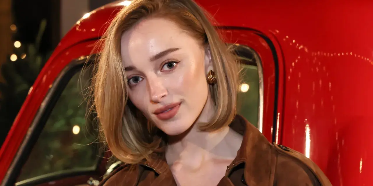 Primer plano de una mujer con maquillaje natural, destacando las partes de las cejas y un labial nude, frente a un vehículo rojo brillante.