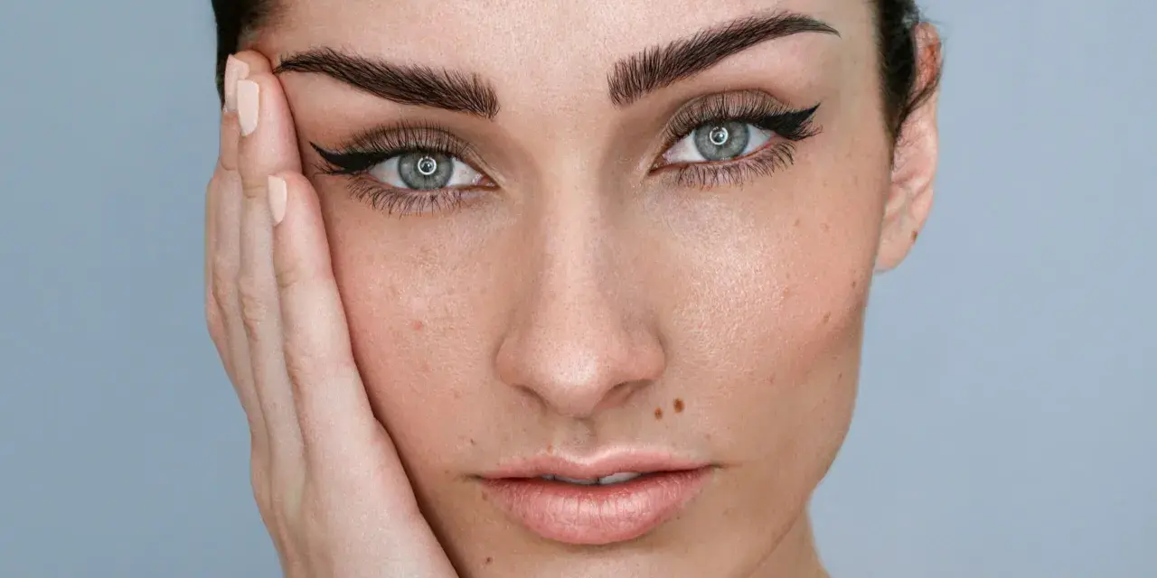 Ojos con delineado cat eye y cejas degradadas perfectamente definidas.