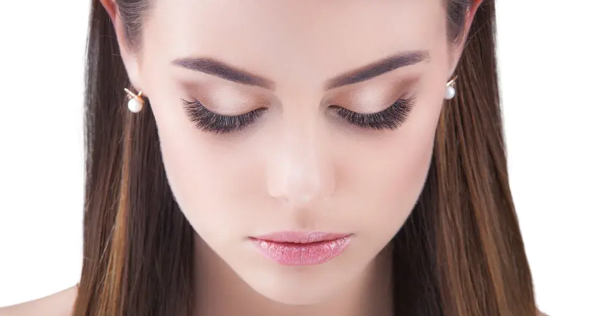 Ojos de mujer con pestañas voluminosas, mostrando diferentes tipos de extensiones de pestañas volumen ruso para una mirada impactante.