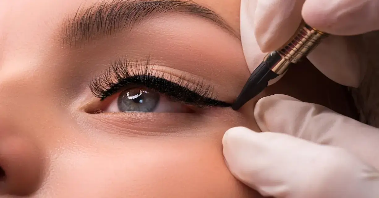 Ojo con delineado **puppy eyeliner** perfecto, realizado con precisión.