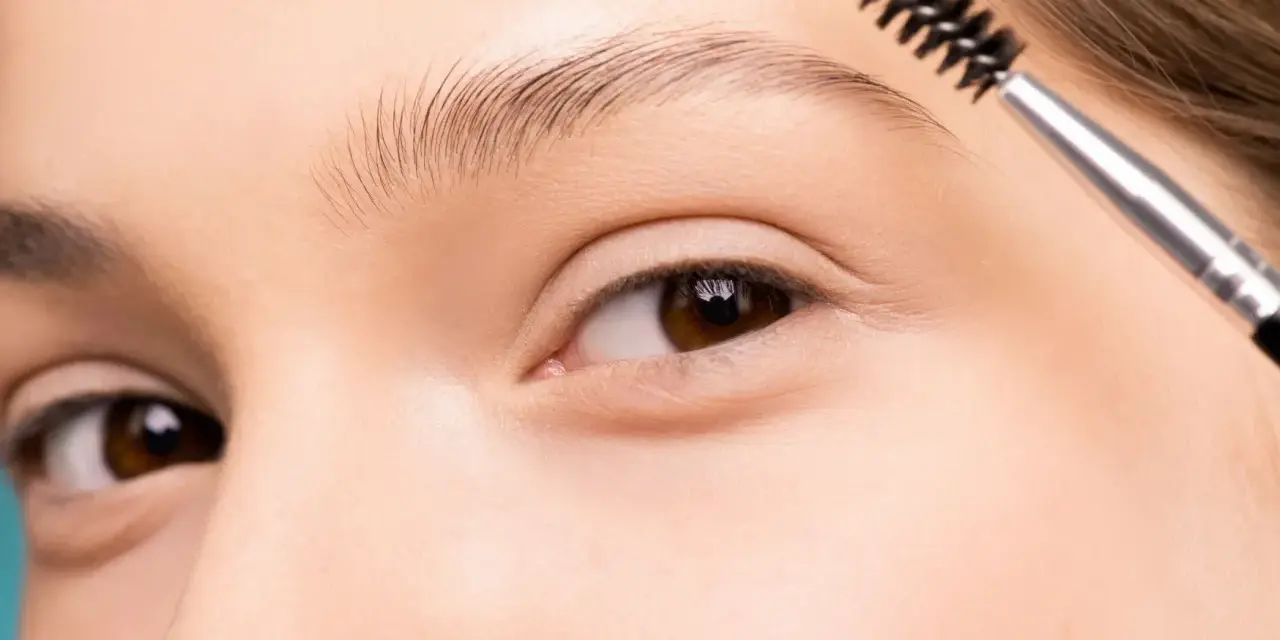 Cepillo peina cejas finas, ayudando a disimular la alopecia.