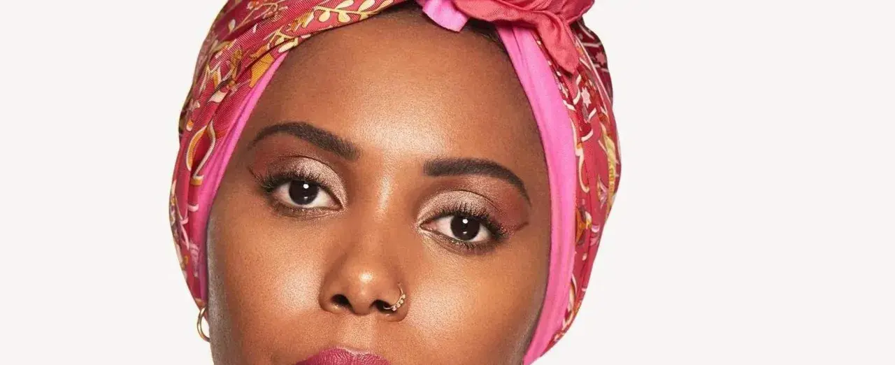 Maquillaje para vestido fucsia: ojos con sombras doradas y labios a juego.