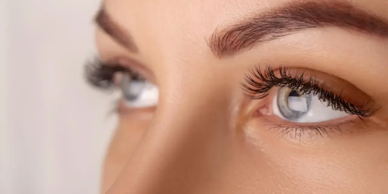 Ojos con pestañas largas y cejas definidas. Interesada en cuanto tardan en crecer las pestañas para lograr esta mirada.