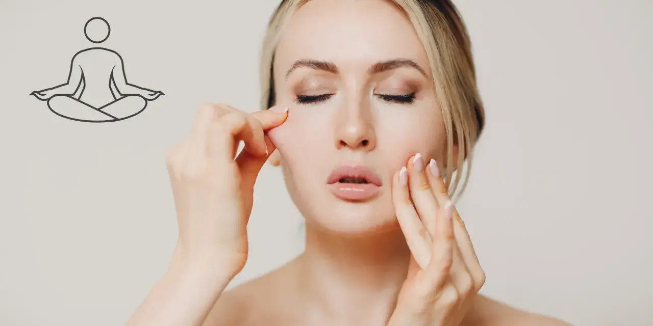 Mujer con ojos cerrados practicando gimnasia facial funciona. Un icono de meditación sugiere bienestar.