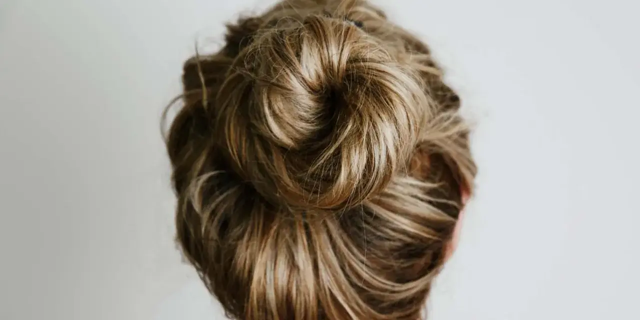 Moño alto despeinado, perfecto para una boda de ensueño.