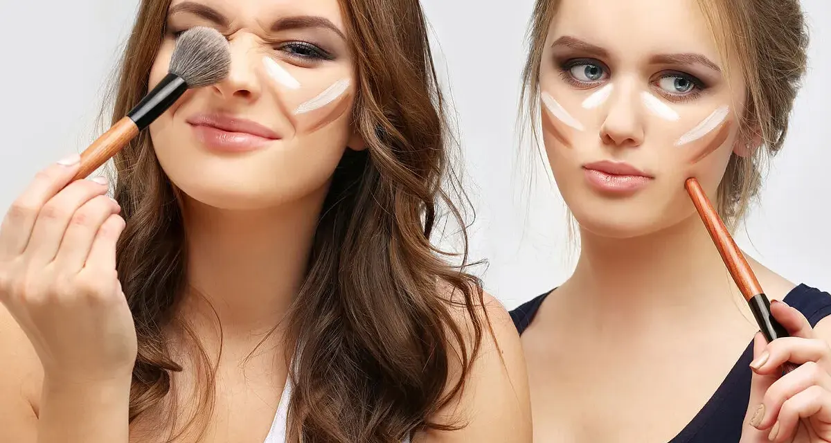 Dos chicas se aplican contorno. ¡Cuidado! El maquillaje caduca y puede dañar tu piel.