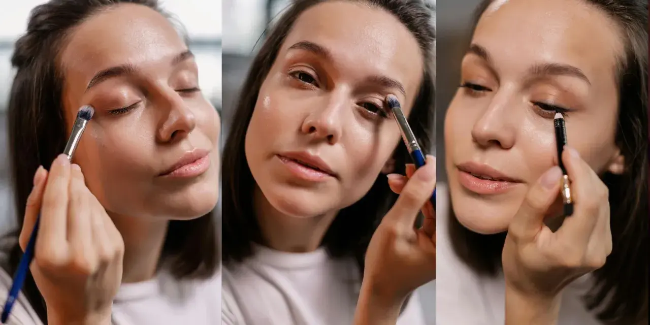 Mujer aplicando sombra de ojos para un look smokey eye.