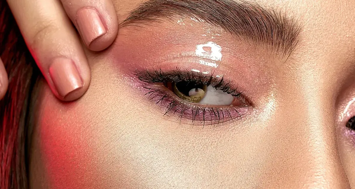 Ojo con maquillaje rosa brillante y cejas laminadas. ¿Cuánto dura el laminado de cejas?