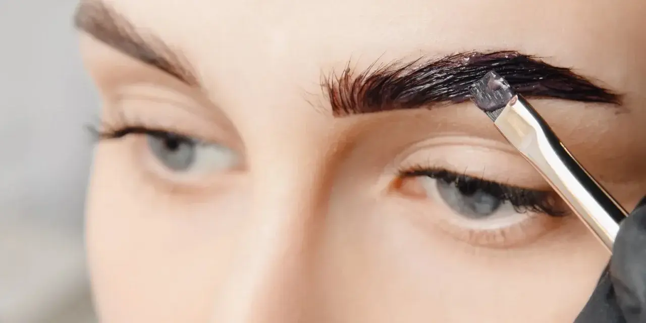 Aplicando tinte oscuro para que se puedan teñir las cejas y darles más definición.