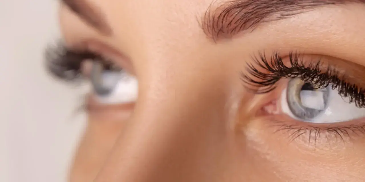Ojo de mujer con pestañas largas y cejas definidas. Un recordatorio de que las pestañas que se caen vuelven a crecer, más fuertes y hermosas.