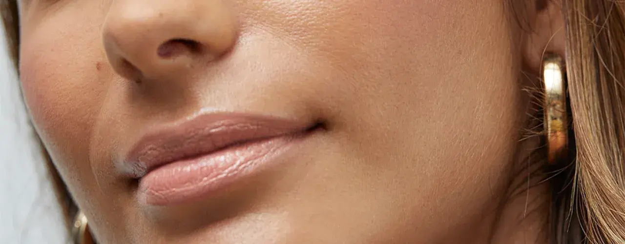Labios suaves y brillantes, un secreto para como hidratar los labios al instante.