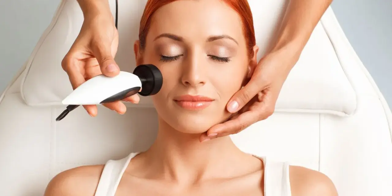 Mujer recibiendo tratamiento de radiofrecuencia facial. La cantidad de cuantas sesiones de radiofrecuencia facial son necesarias varía según el caso.