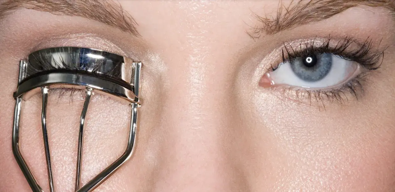 Ojo con pestañas rizadas con rizador. Descubre cómo rizar las pestañas sin rizador para una mirada impactante.
