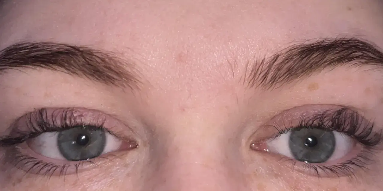Ojos con lifting de pestañas mal hechas. Las pestañas lucen desordenadas y poco naturales, buscando una solución para corregir el resultado.