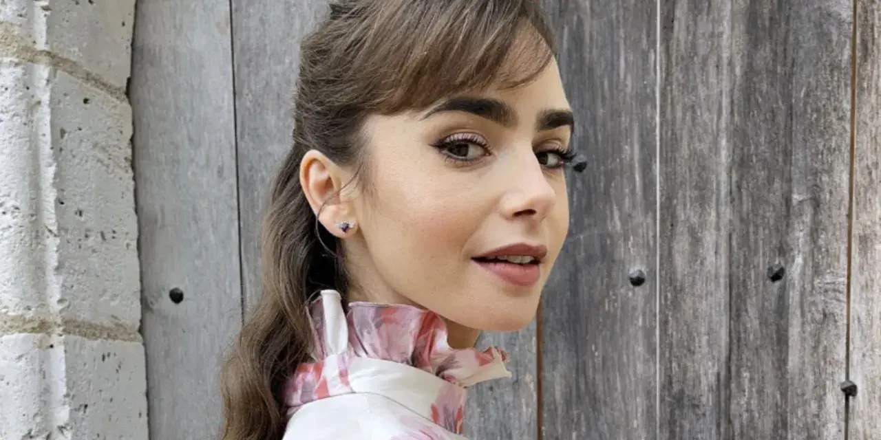 Mujer con cejas perfectas, resultado del laminado de cejas, sonríe ante la cámara.
