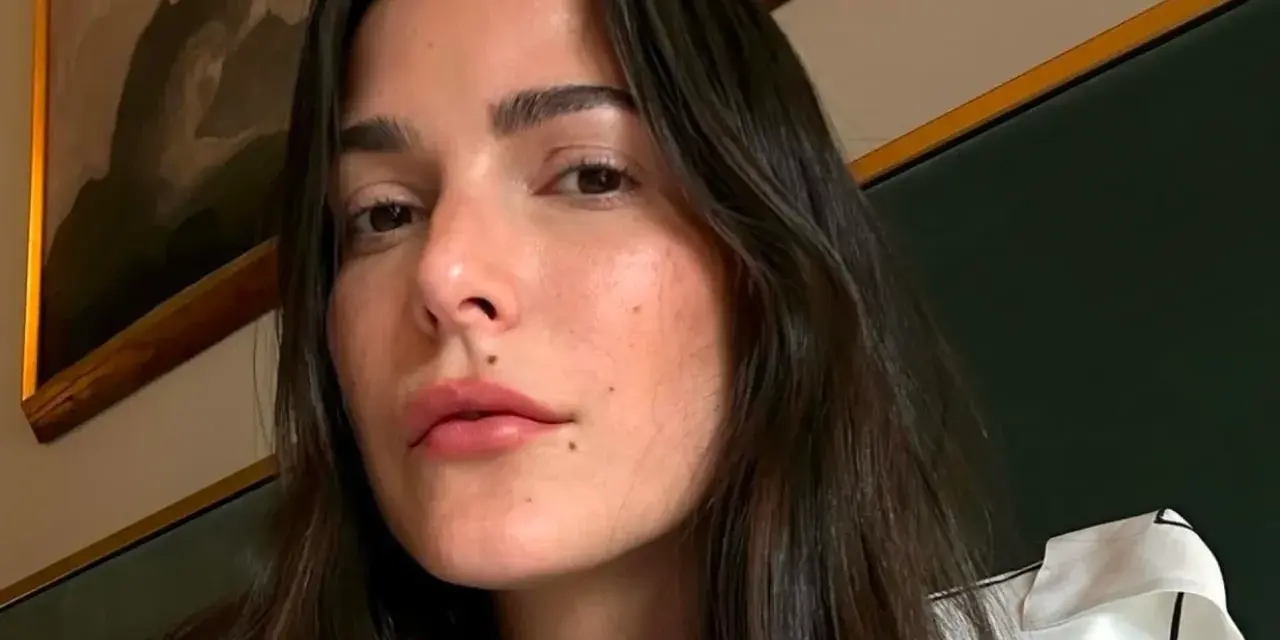 Mujer con piel radiante y labios rosados. Descubre cómo cerrar los poros de la cara para una piel perfecta.