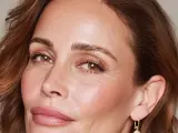 Mujer con maquillaje natural piel madura, realzando su belleza con tonos suaves y luminosos.