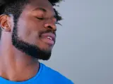 Hombre con perilla barba y ojos cerrados, disfrutando un momento de paz.