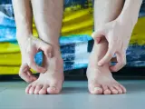 Man se rasca los tobillos, preguntándose por que me pican las piernas.