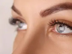 Ojo de mujer con pestañas largas y cejas definidas. Un recordatorio de que las pestañas que se caen vuelven a crecer, más fuertes y hermosas.
