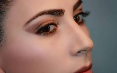 Primer plano de un ojo y nariz de mujer con cejas definidas. La pregunta es: cuanto dura la henna en las cejas.