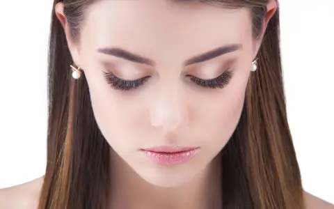Ojos de mujer con pestañas voluminosas, mostrando diferentes tipos de extensiones de pestañas volumen ruso para una mirada impactante.