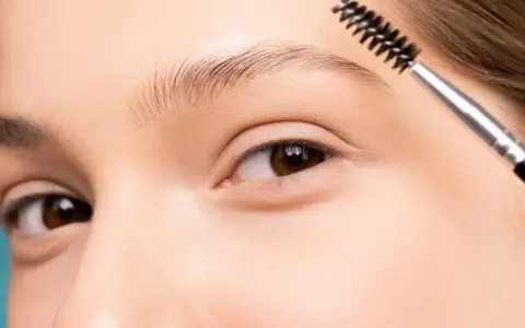Cepillo peina cejas finas, ayudando a disimular la alopecia.
